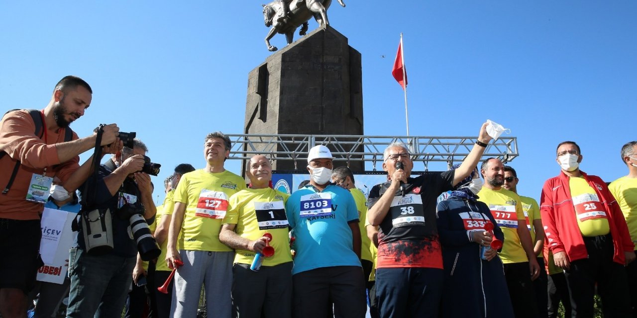 İstikbal Kayseri Yarı Maratonu şampiyon sporcuları ağırladı