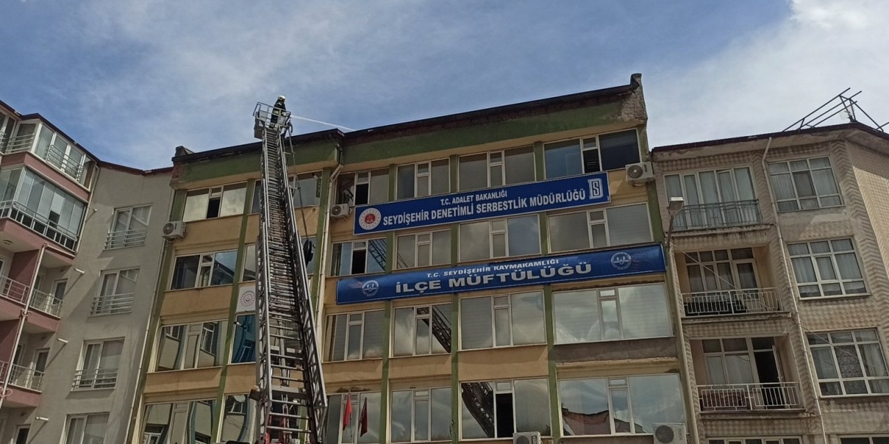 Konya’da 5 katlı binanın çatısında çıkan yangın büyümeden söndürüldü