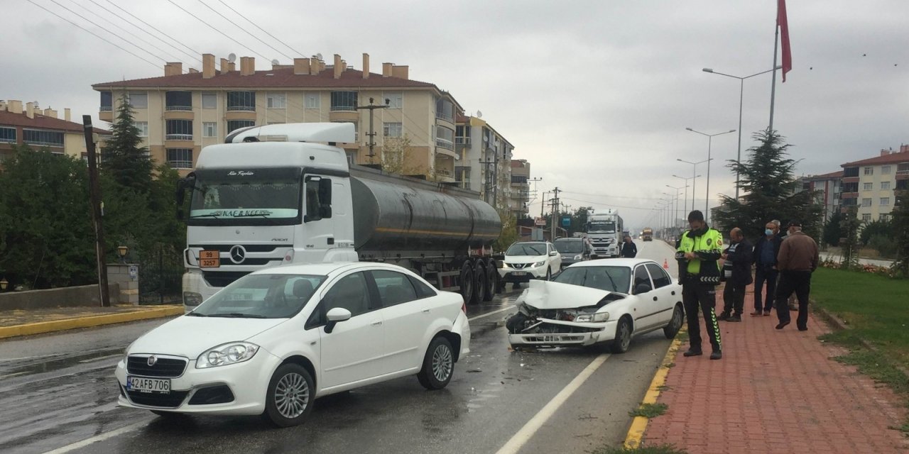 Trafik ışıklarında kaza: 2 yaralı