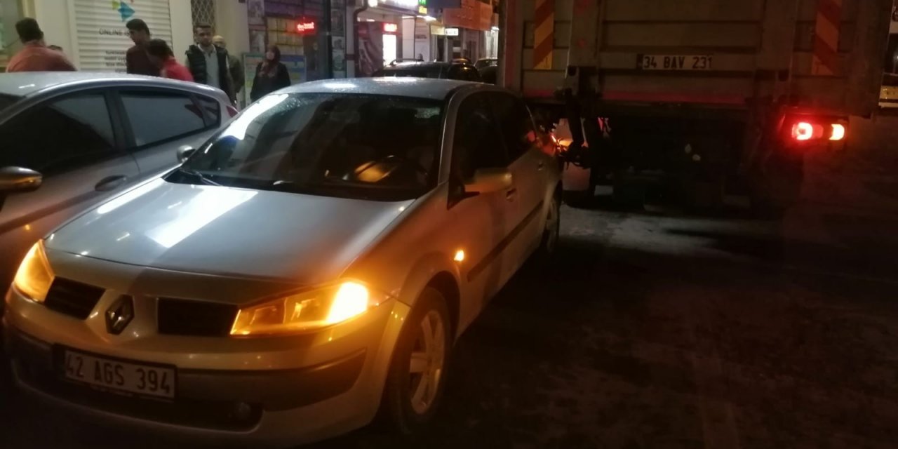 Sürücünün el frenini çekmeyi unuttuğu kamyon otomobile çarptı