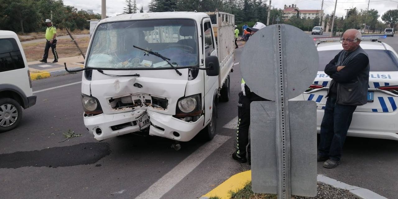 Kontrolden çıkan kamyonet ağaca çarptı: 1 yaralı