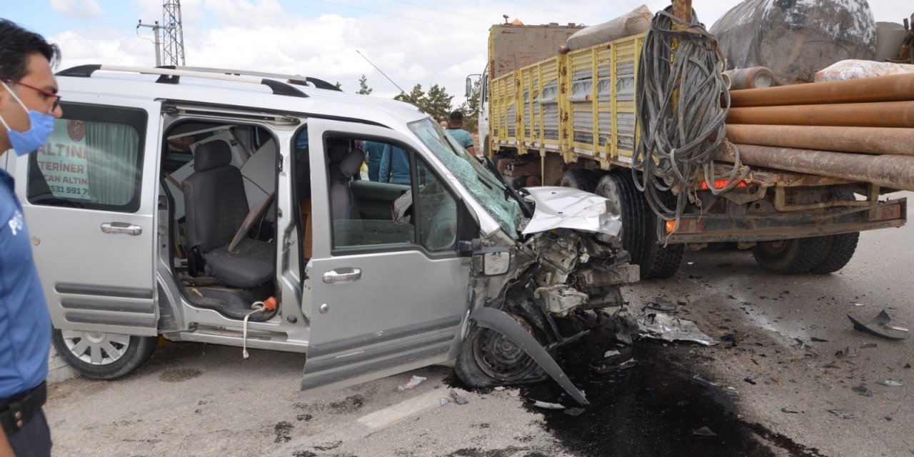 Hafif ticari araç ile iş makinesi çarpıştı: 4 yaralı