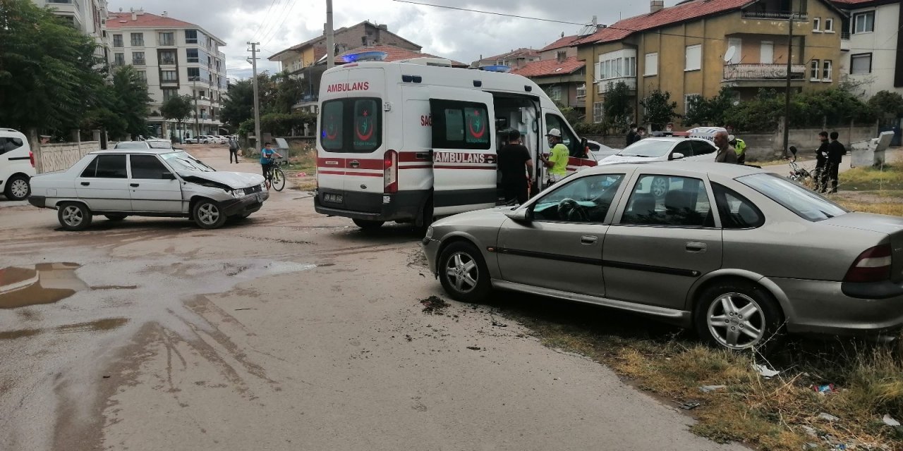 Aksaray’da iki otomobil çarpıştı: 2 yaralı