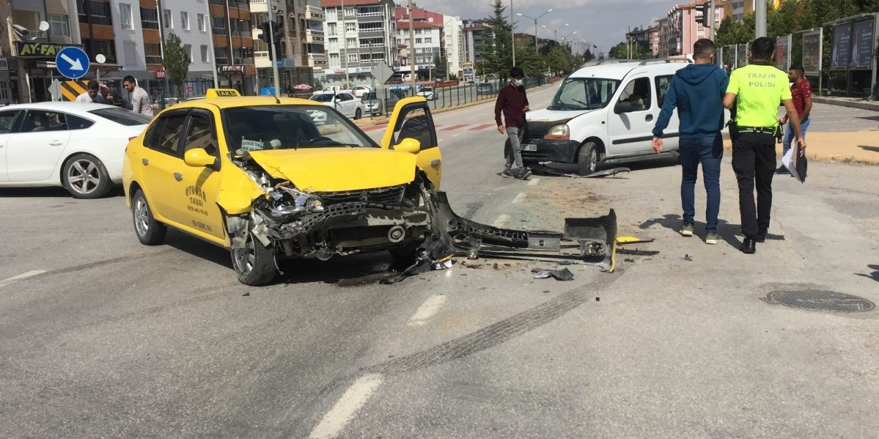 Hafif ticari araç ile ticari taksi çarpıştı: 2 yaralı