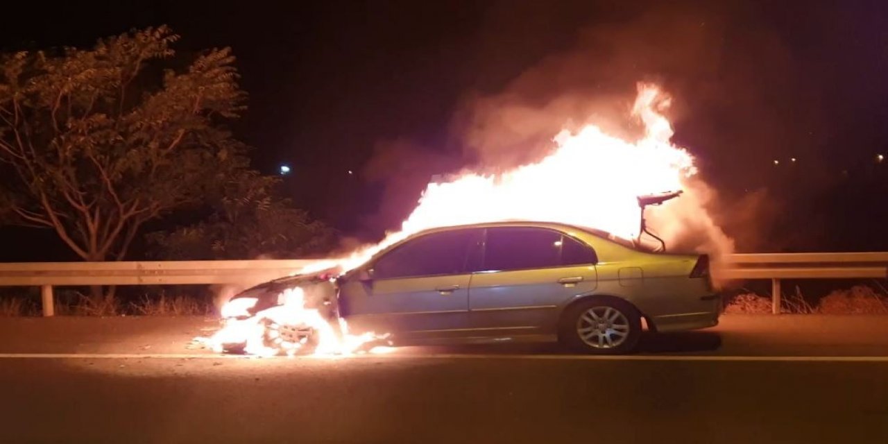 Aksaray'da patlayarak alev alan otomobil adeta küle döndü