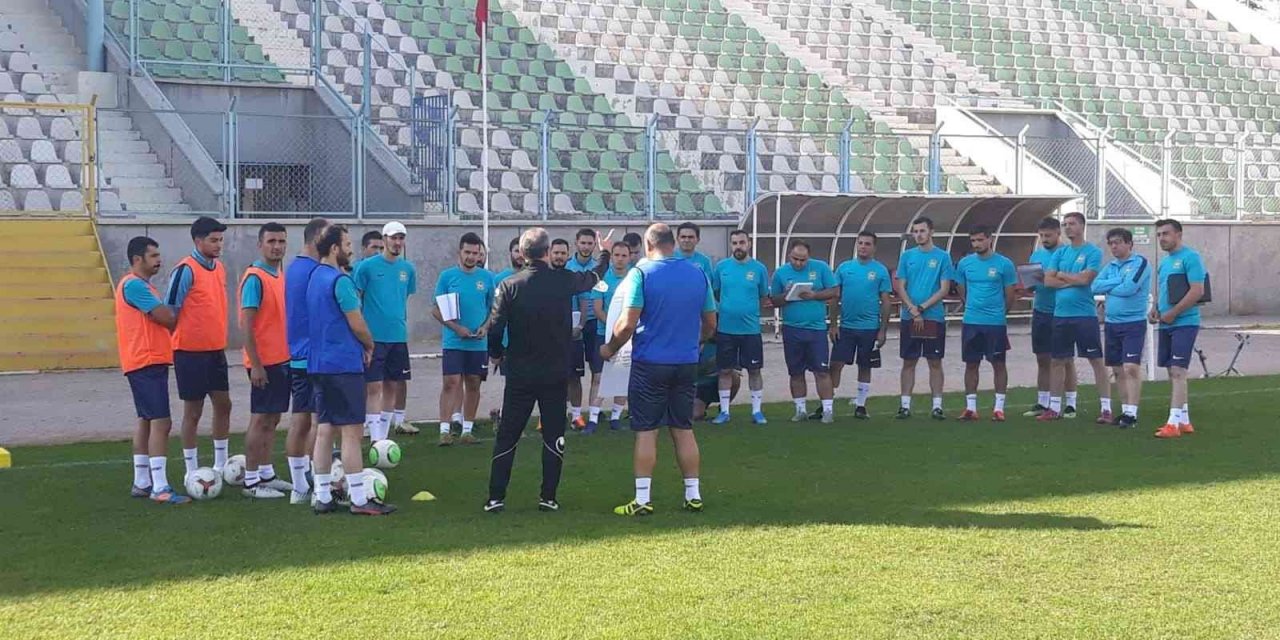 Futbol antrenör adayları, Konya’da ter döküyor