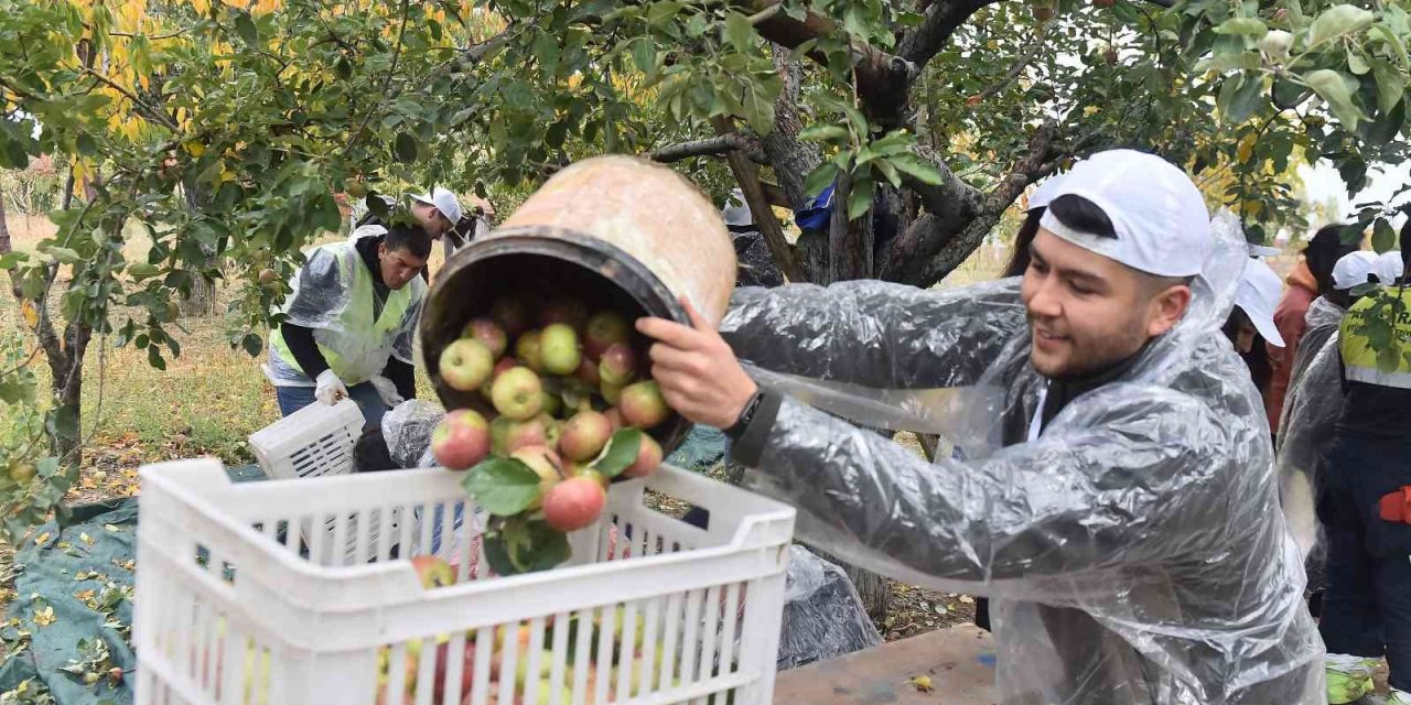 İyilik Bulaşıcıdır! Geçici Olarak Yurtlarda Kalan Öğrencilere İyilik Hasadı