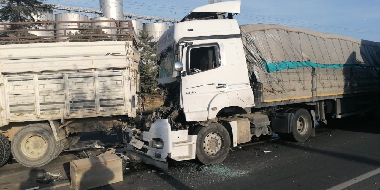 Kırmıza ışıkta bekleyen kamyona tır çarptı: 1 yaralı