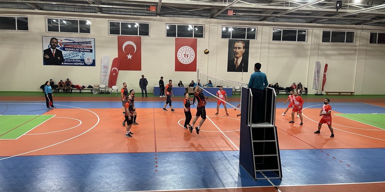 Eskil Voleybol Turnuvası'nda Heyecan Günden Güne Artıyor