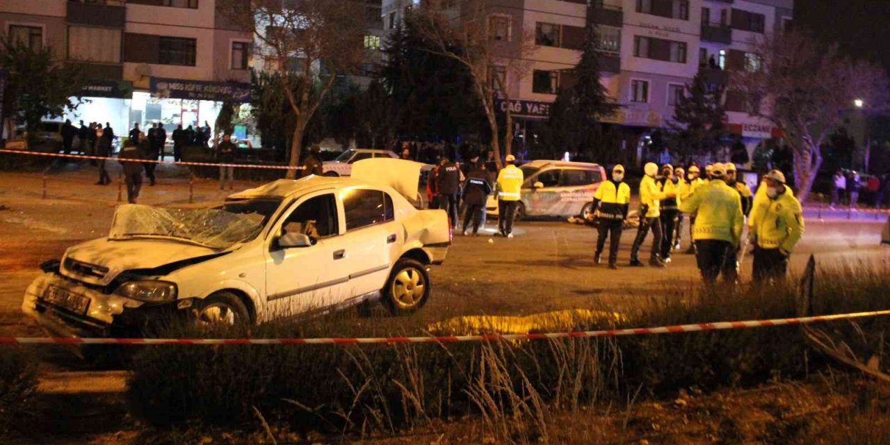 Konya'da yarış yaptığı öne sürülen araba ağaca çarptı: 2 ölü, 1 yaralı