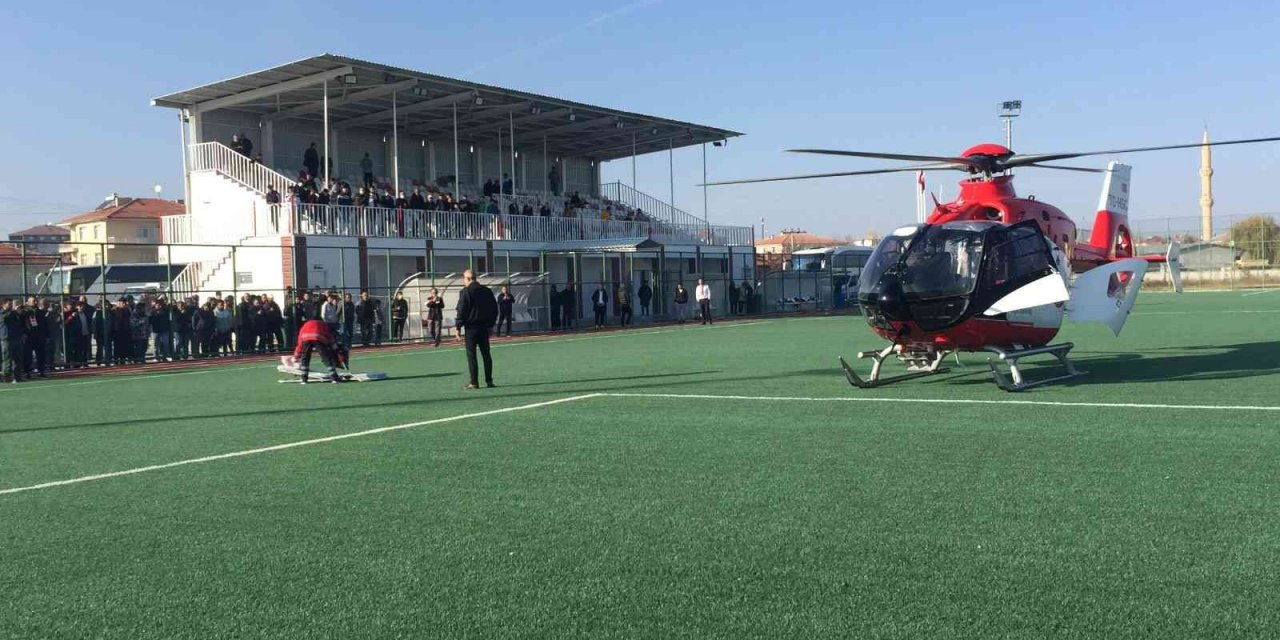 Gölyazıspor'un maçında devre arasında helikopter ambulans sahaya indi