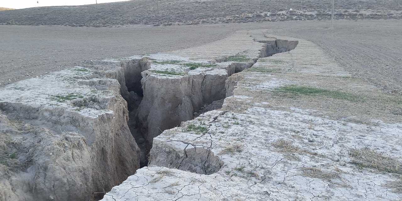 Sultanhanı'nda ürküten görüntü! Tarlada derin çatlaklar oluştu