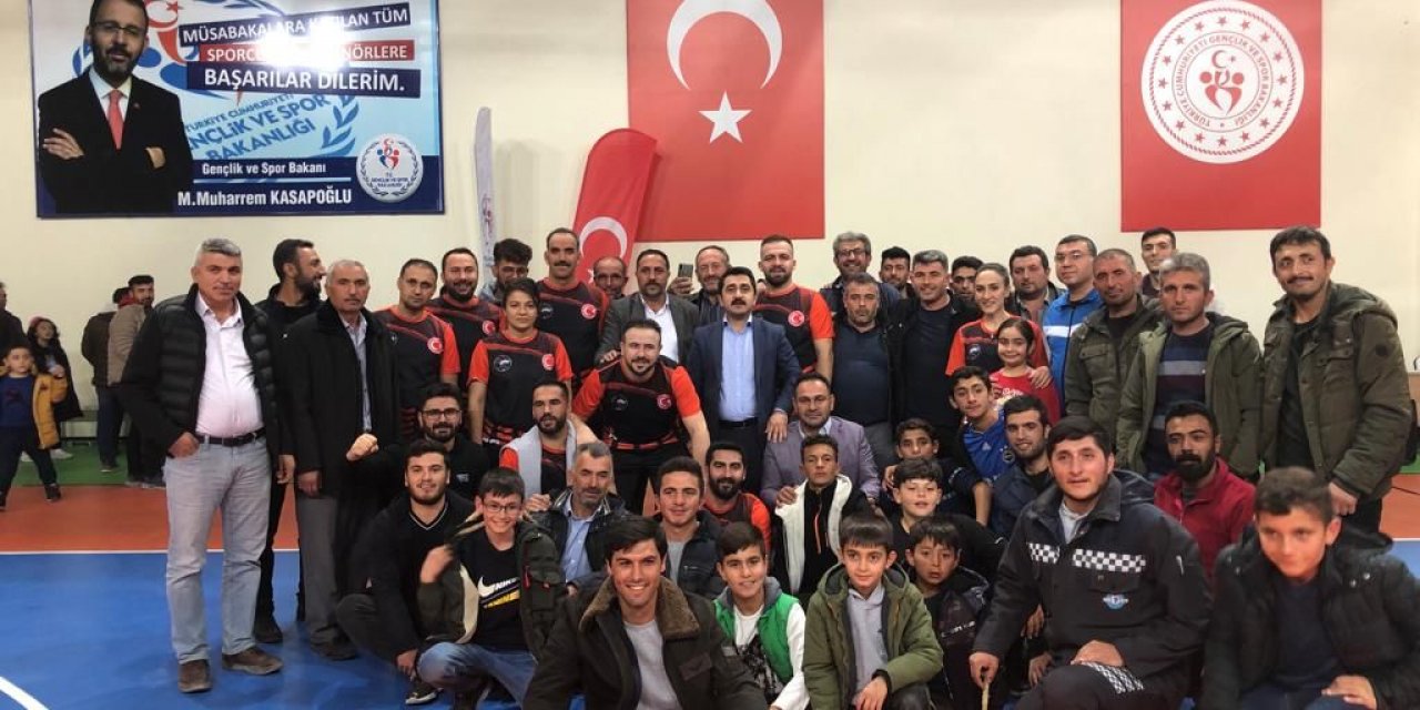 Voleybol Turnuvasının Şampiyonu: Böğet!