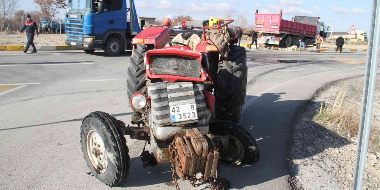 Konya’da kamyon traktörle çarpıştı: 2 yaralı