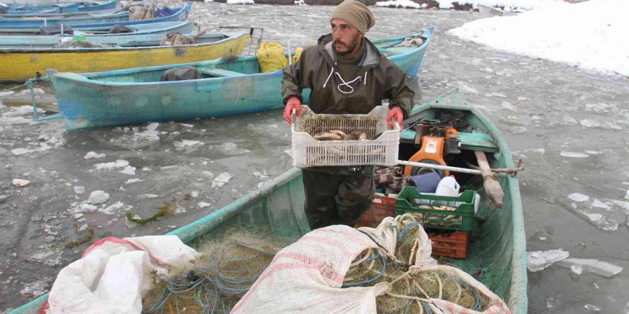 Beyşehir Gölü’ndeki balıkçıların buzla çetin mücadelesi