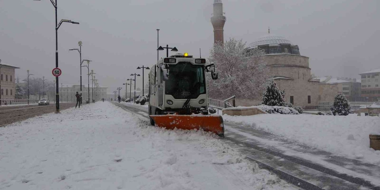 Sivas’ta yoğun kar yağışından dolayı 267 köy yolu kapandı