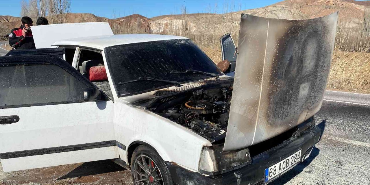 Aksaray’da seyir halindeki otomobilin motoru yandı