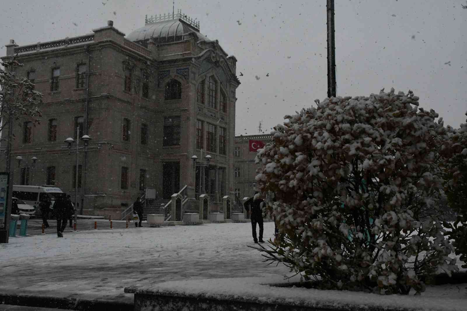 Aksaray’da etkili kar yağışı devam ediyor