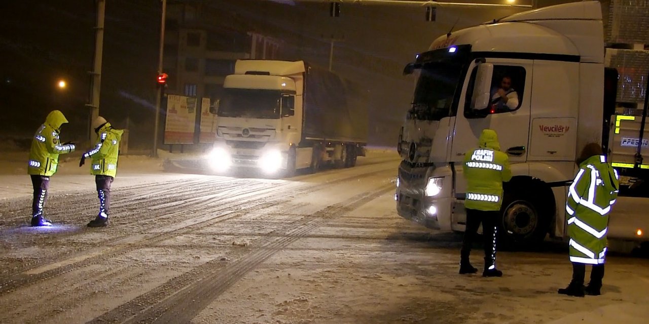 Konya-Aksaray karayolu kar ve tipi nedeniyle ulaşıma kapatıldı