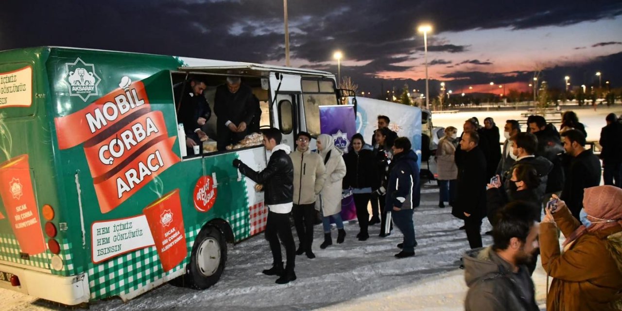 Aksaray Belediyesinden üniversite öğrencilerine çorba ve tatlı ikramı