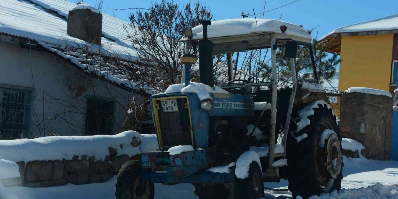 Baltalı saldırgan araçlara zarar verdi