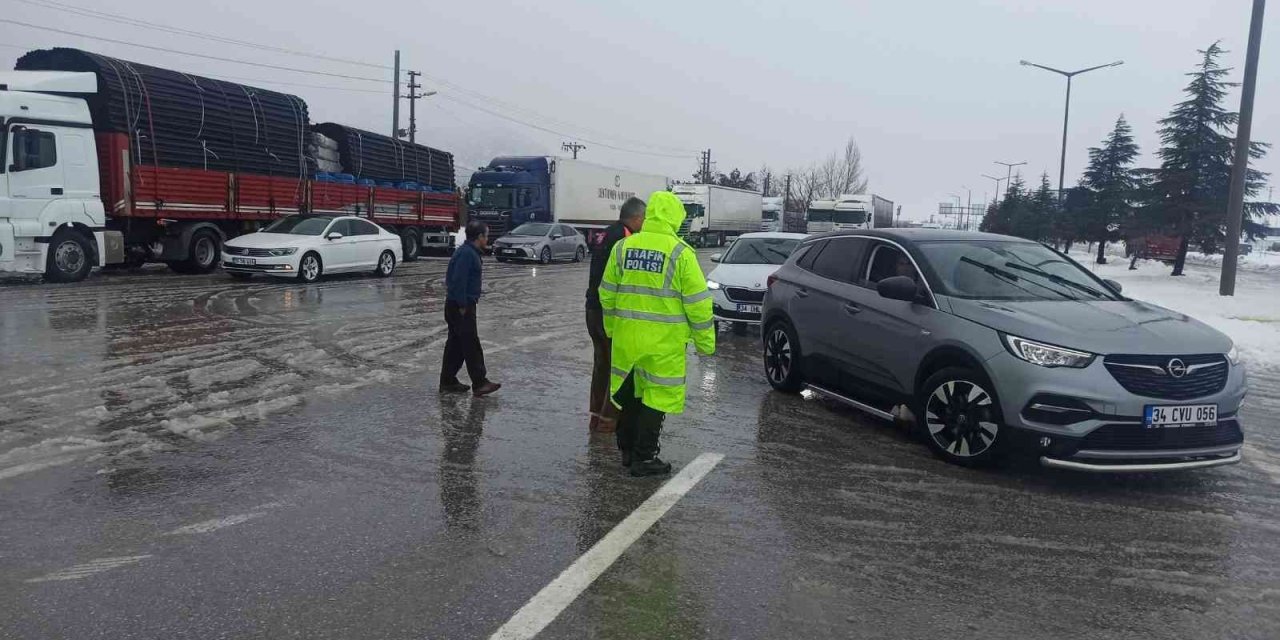 Yoğun kar yağışından dolayı Konya-Antalya Karayolu trafiğe kapandı