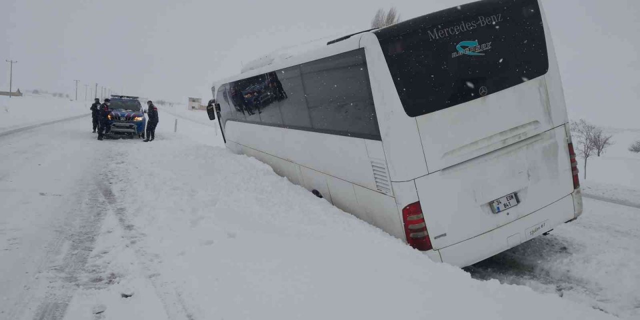 Aksaray'da turistleri taşıyan otobüs devrilmek üzereyken durdu!