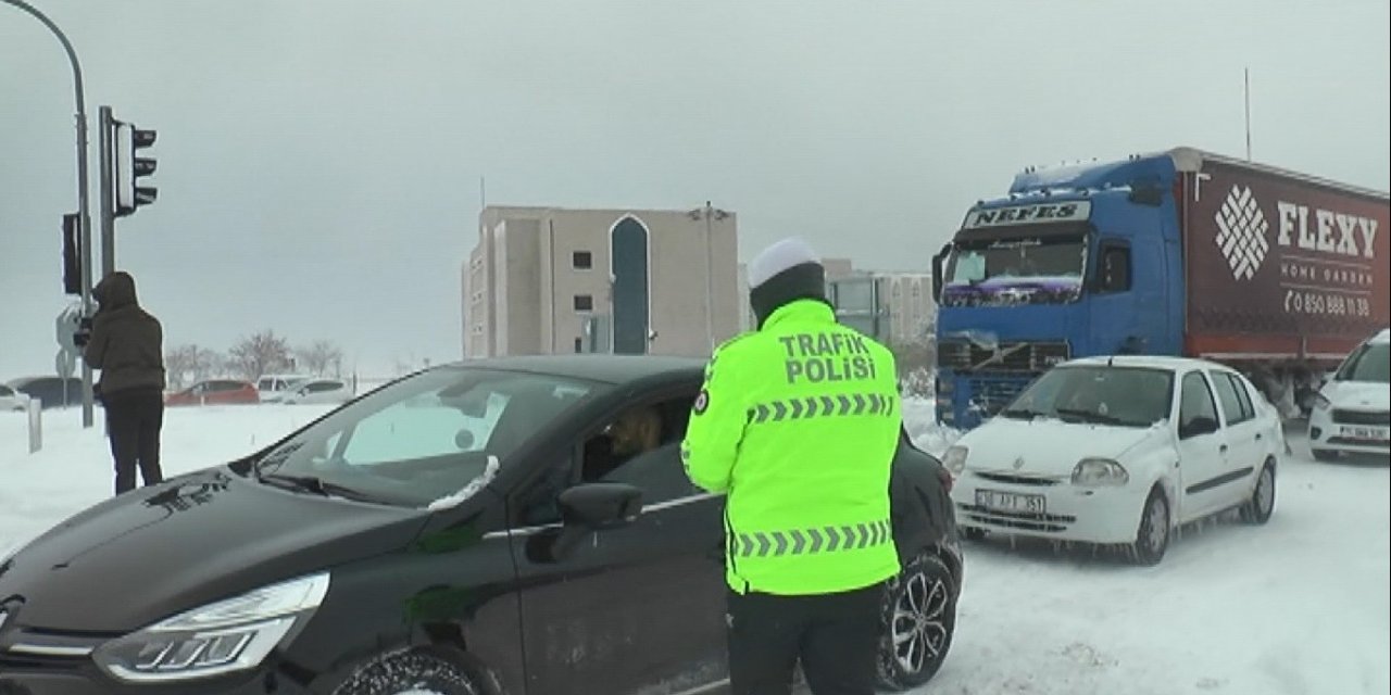 Aksaray-Nevşehir karayolu 12 saat sonra kontrollü olarak trafiğe açıldı