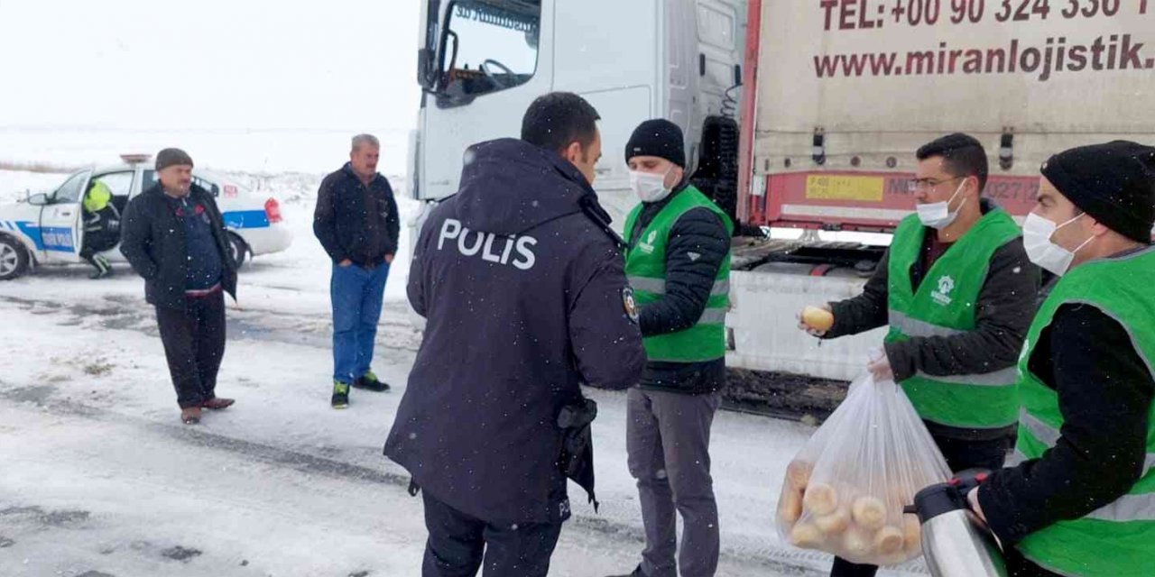 Karatay Belediyesi'nin 24 saat aralıksız kar mesaisi