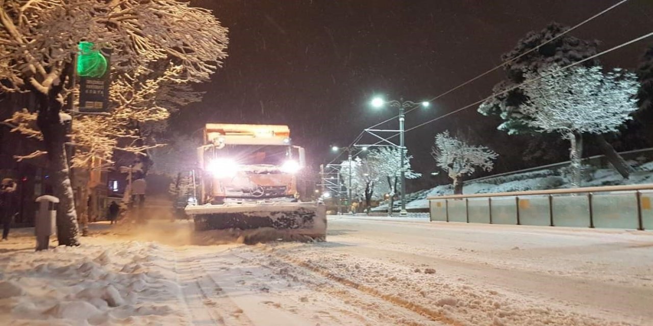 Konya Büyükşehir Belediyesi 31 ilçede yolları açık tutmak için yoğun mesai harcıyor