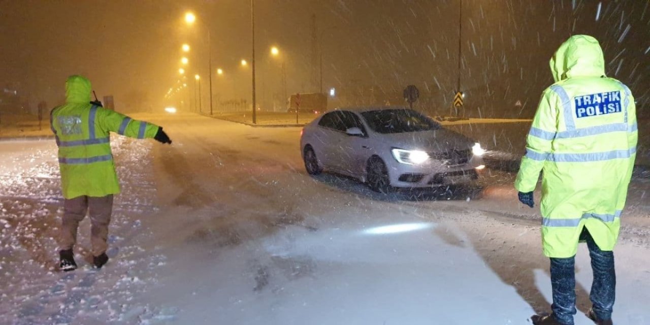 Aksaray-Ankara karayolu kar yağışı ve tipiden dolayı ulaşıma kapatıldı