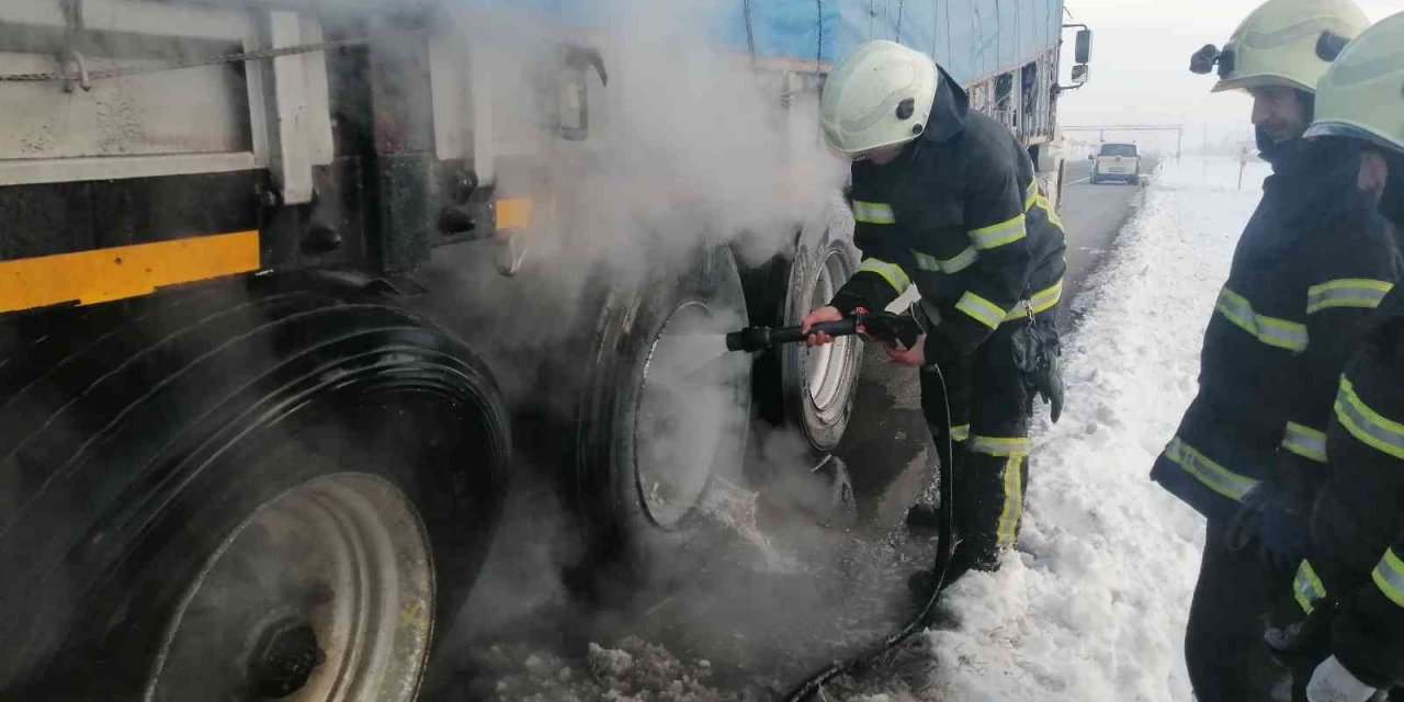 Aksaray'da seyir halinde lastiği patlayan tırda yangın paniği