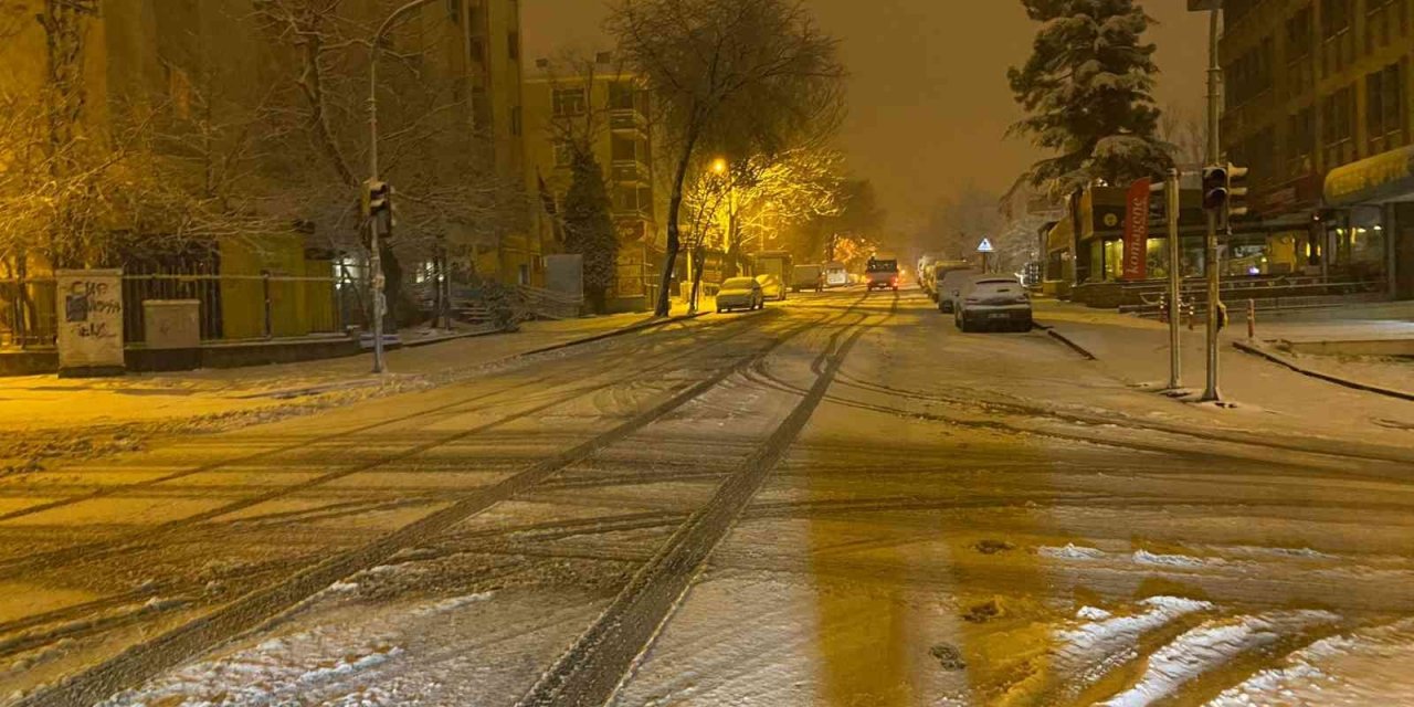 Başkent'te kar yağışı etkili oluyor