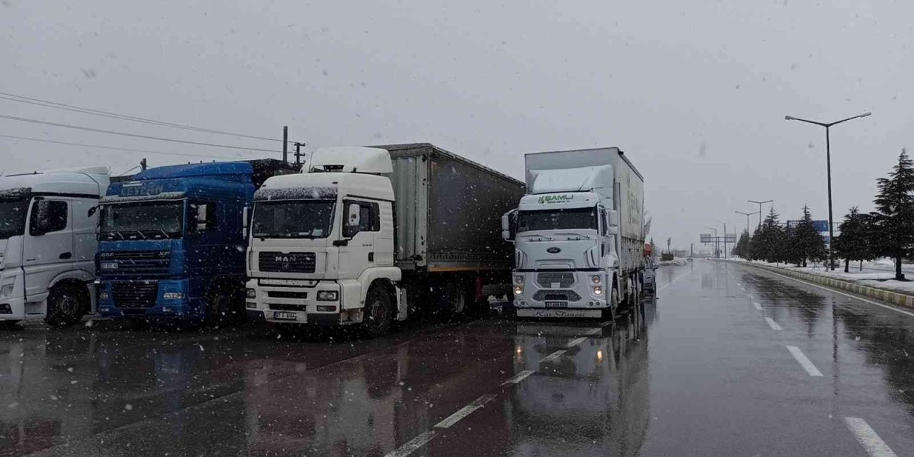 Konya-Antalya yolu yoğun kar nedeniyle trafiğe kapatıldı