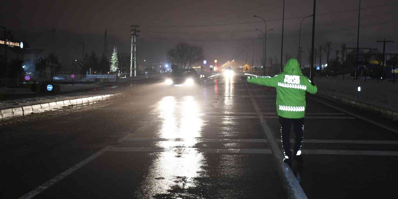 Sultanhanı-Bozcamahmut arası kar yağışı ve tipi nedeniyle trafiğe kapatıldı