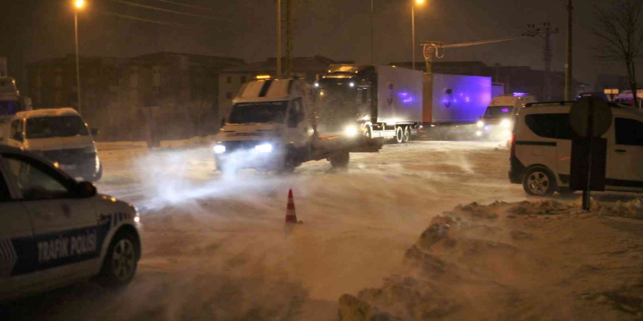 Konya’yı çevre illere bağlayan yollar, buzlanma ve tipi nedeniyle ulaşıma kapatıldı