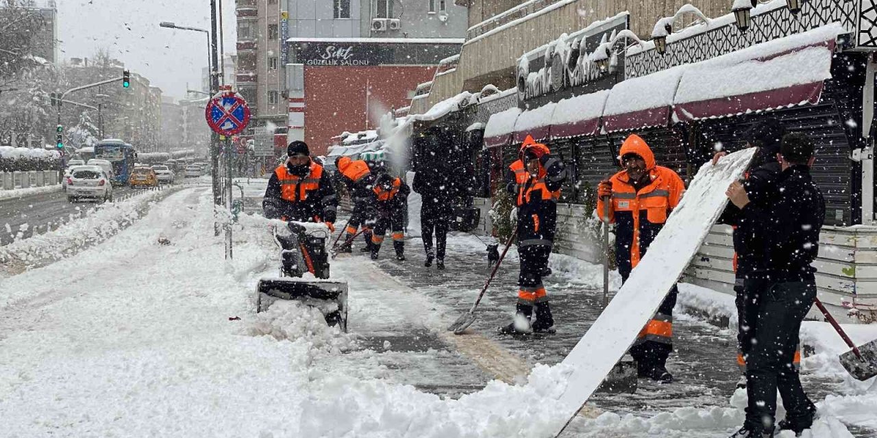 Niğde’de kar yağışı etkisini sürdürüyor