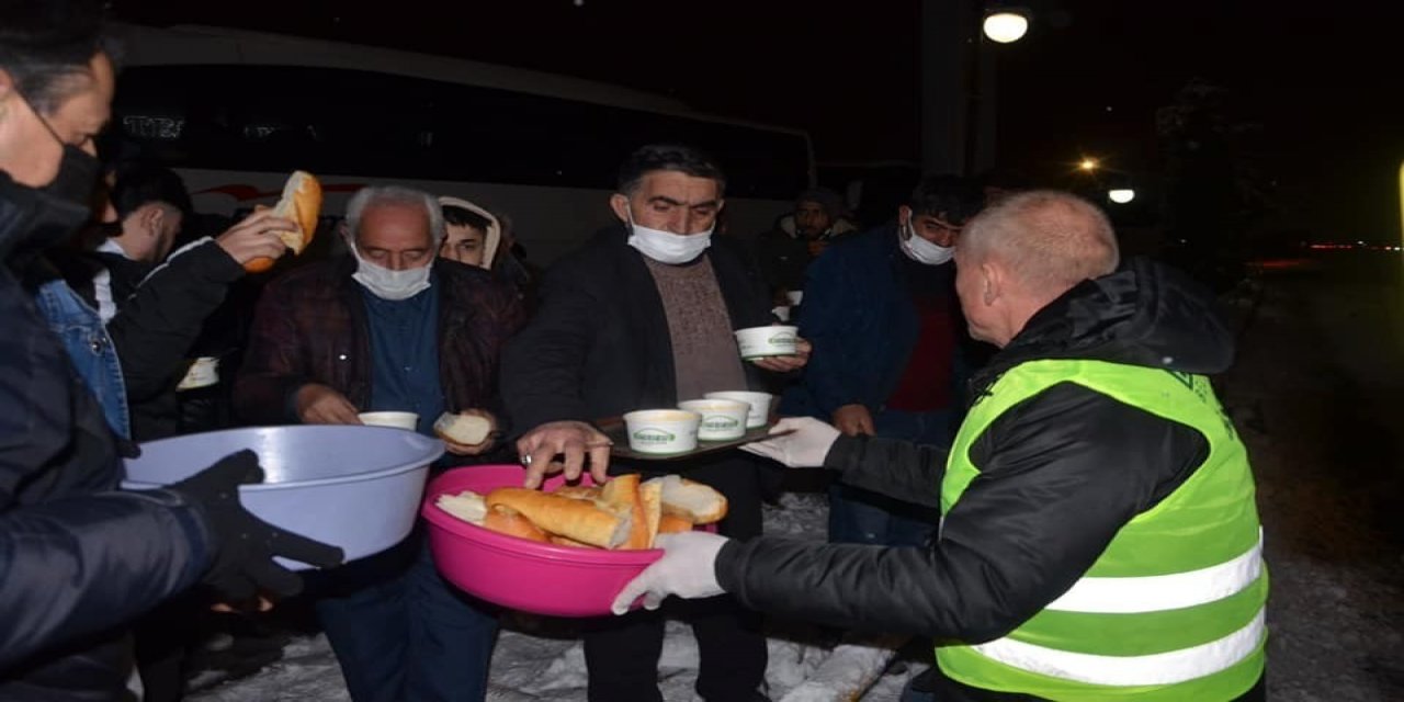 Ereğli'de yolda mahsur kalanlara çorba ikram edildi