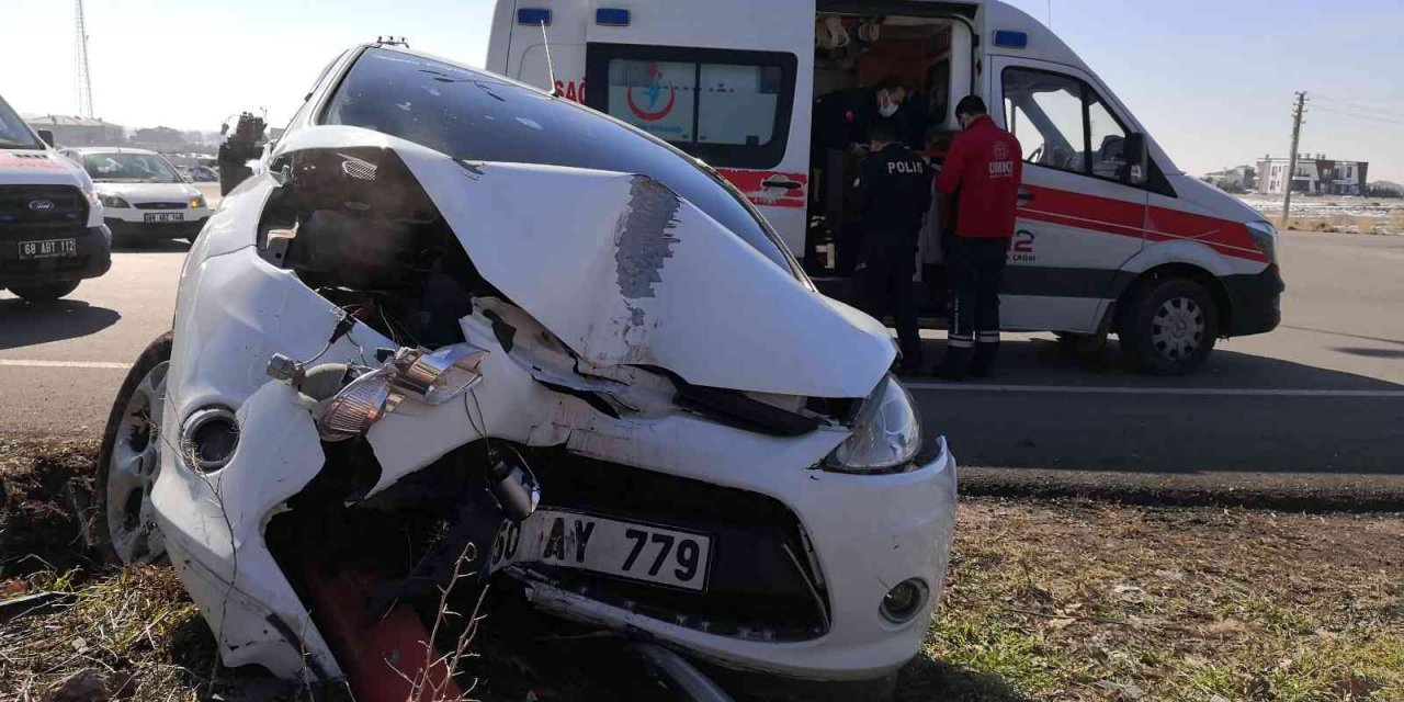 Aksaray'da kaza! Otomobil önce direğe sonra bahçe tellerine çarptı: 2 yaralı