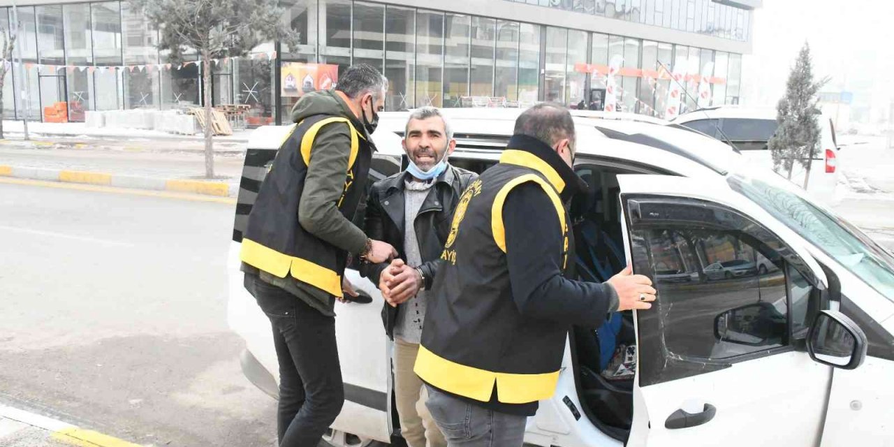 Aksaray'da eşinin boğazını kesip 4 yerinden bıçaklayan koca tutuklandı