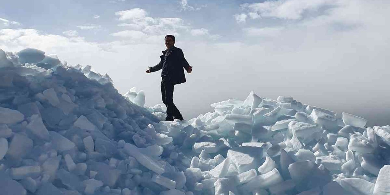Lodos Beyşehir Gölü'nün kıyısında buz tepeleri oluşturdu