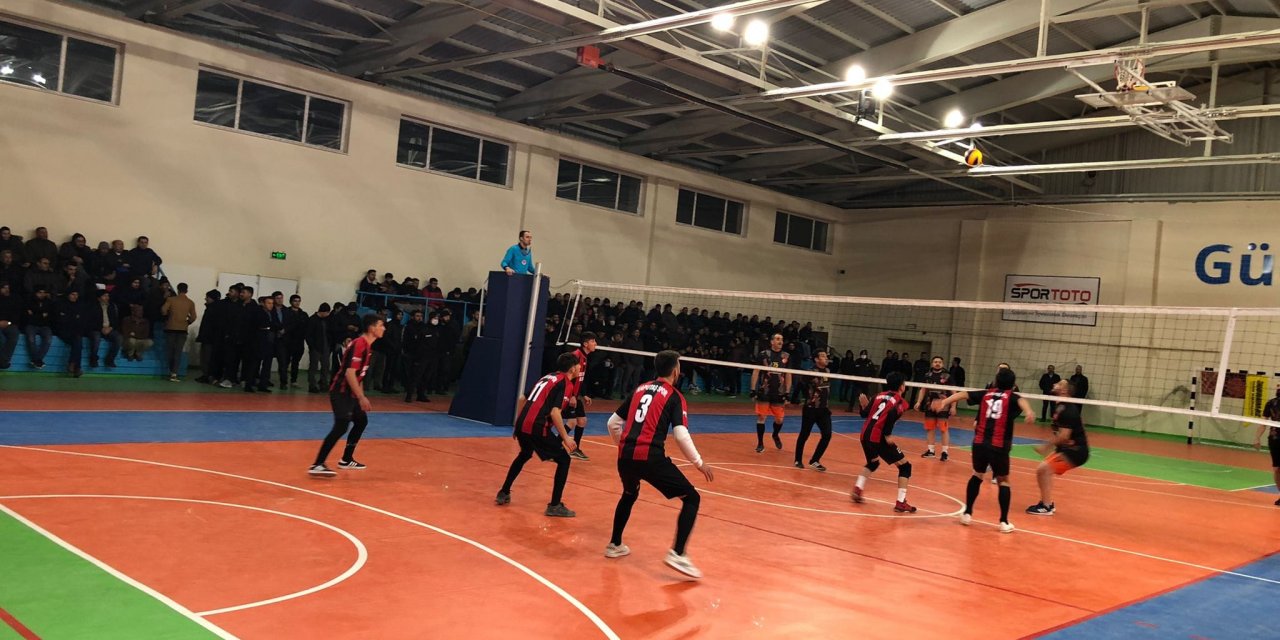 Eskil'de voleybol heyecanı sürüyor!