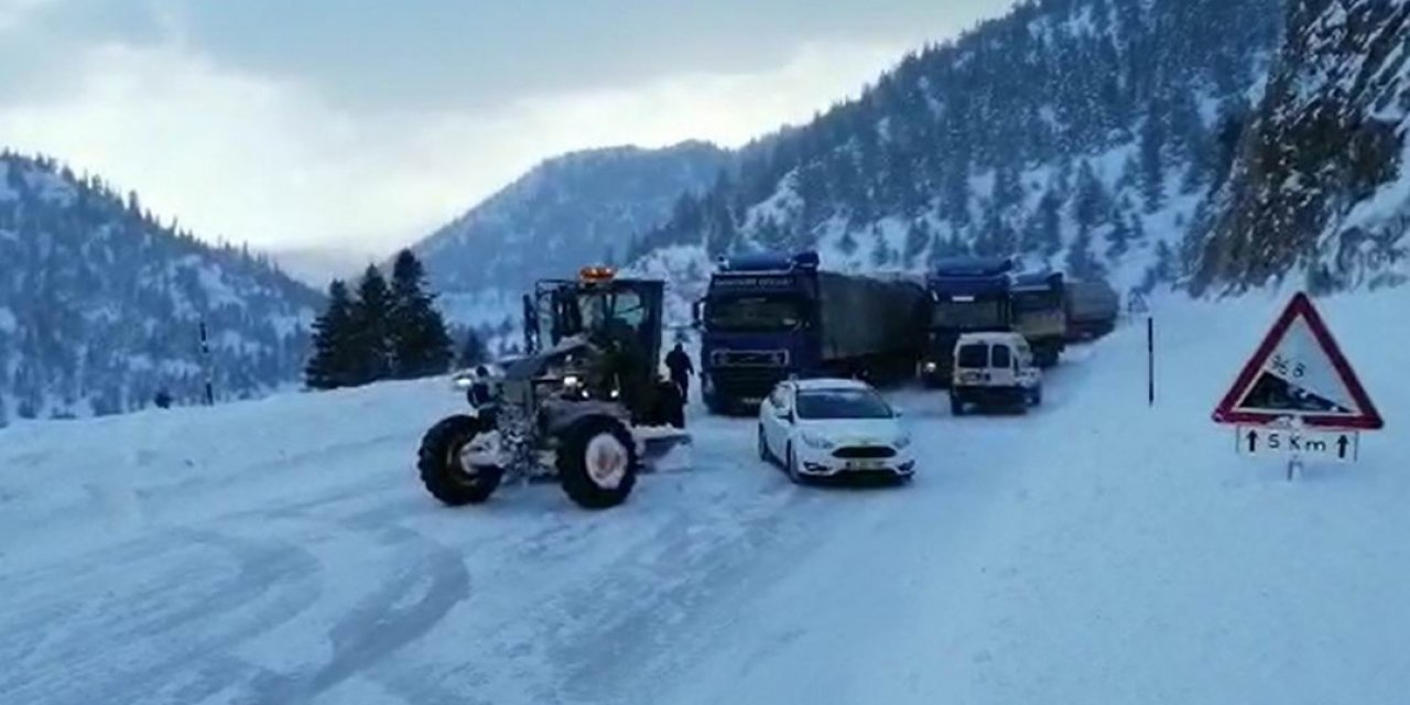 Antalya-Konya yolunda kar yağışı ulaşımda aksamalara neden oluyor