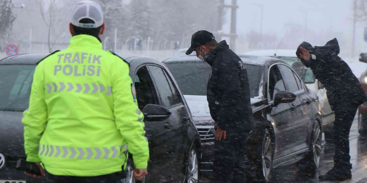 Konya-Aksaray karayolu kar yağışı tipi ve buzlanma nedeniyle trafiğe kapatıldı