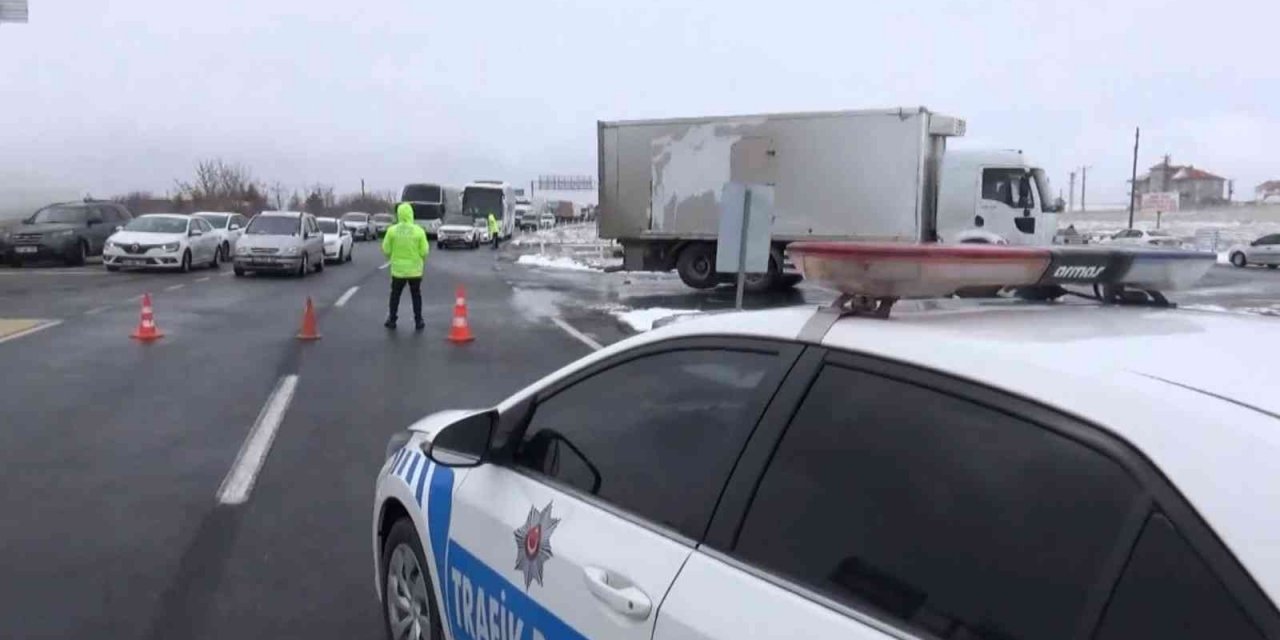 Aksaray’da kar yağışı ve fırtına yolları kapattı