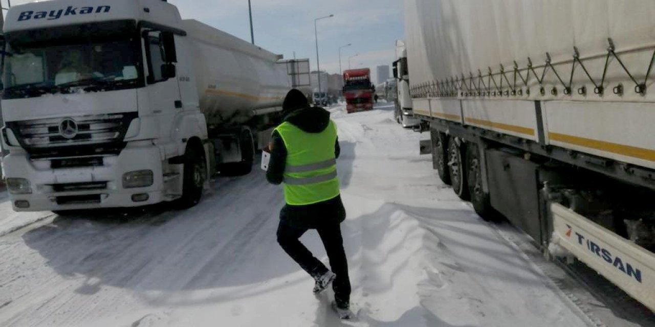 Konya Büyükşehir Belediyesi'nden yolda bekleyen sürücülere kumanya