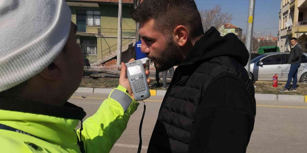 Aksaray'da kaza! Otomobil refüjdeki ağacı söküp karşı şeritteki çöp konteynerine çarptı