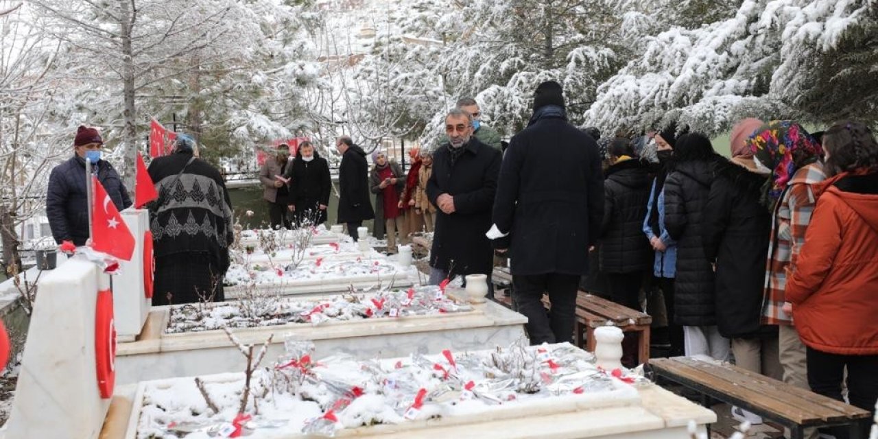 Aksaray’da şehitler mezarı başında anıldı