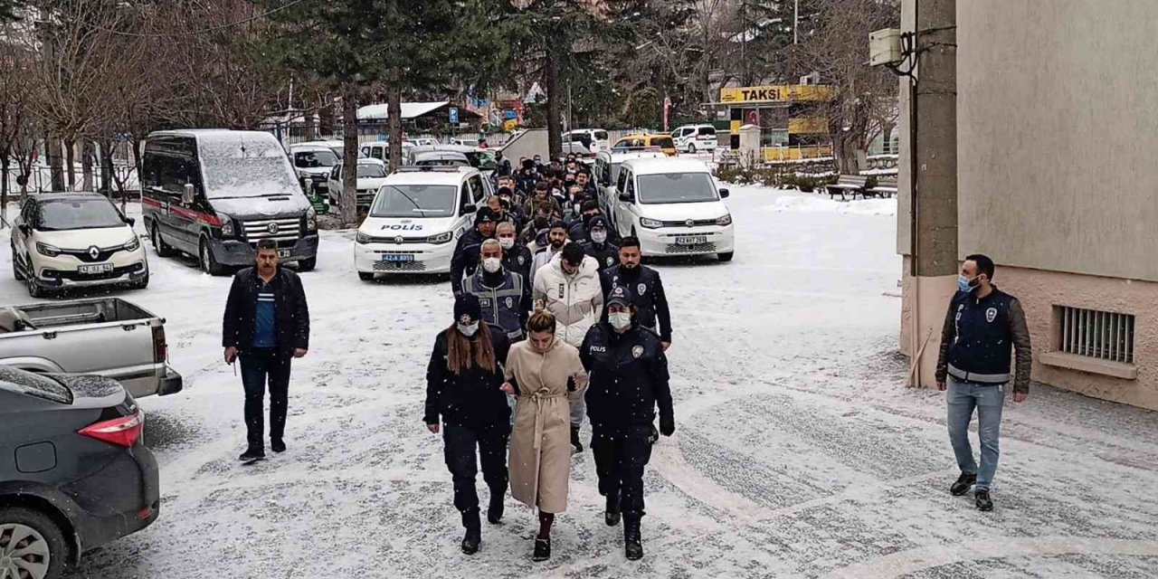 Sosyal medyadan dolandırıp Konya'da eğlence mekanlarında harcadılar