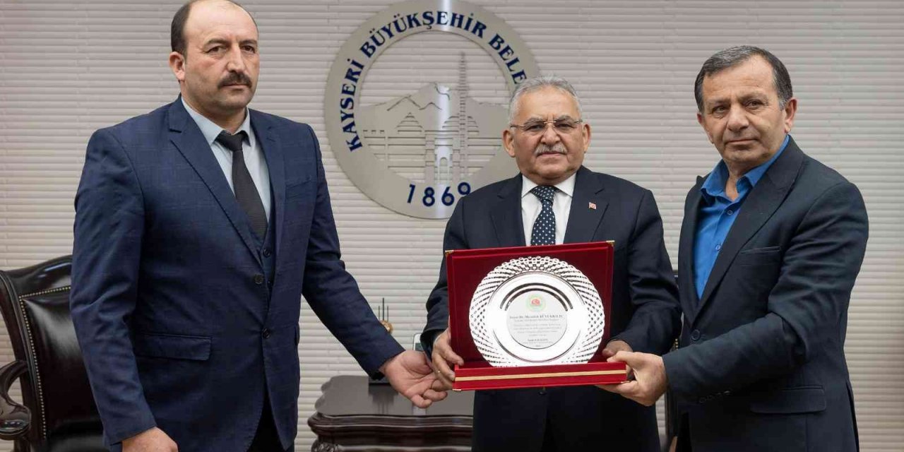 Başkan Büyükkılıç’a Tomarza çiftçileri adına ‘teşekkür’ plaketi